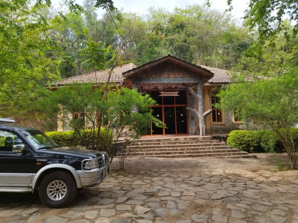 Susan's Highland Lodge reception building and stone driveway surrounded by lush highlands